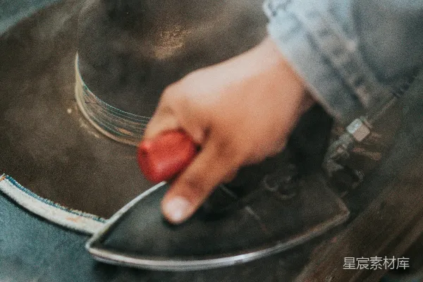 高清摄影 黑色衣服熨烫