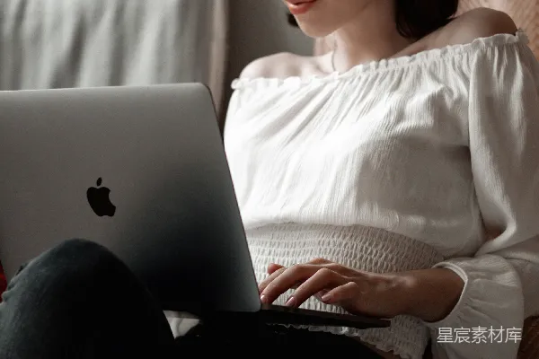 高清摄影 穿白色长袖衬衫的女人正在使用MacBook。