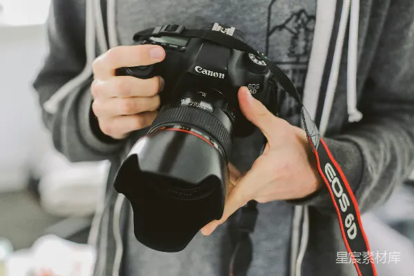高清摄影 拿着佳能EOS 6D相机的人