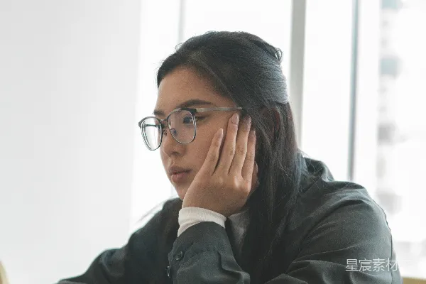 高清摄影 穿黑色夹克的女人在使用笔记本电脑