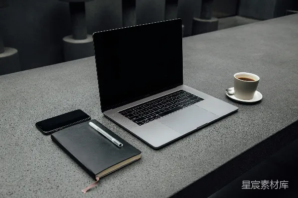 高清摄影 苹果MacBook Pro在桌子上靠近杯子。