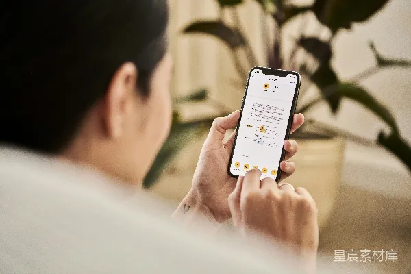 高清摄影 一名女性正在用iPhone查看DocuSign上的合同。