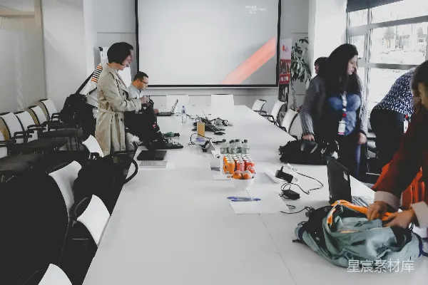 高清摄影 穿白色衬衫的男人坐在黑色办公转椅上。