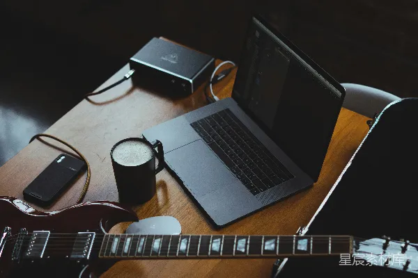 高清摄影 银色的MacBook放在棕色木桌面上
