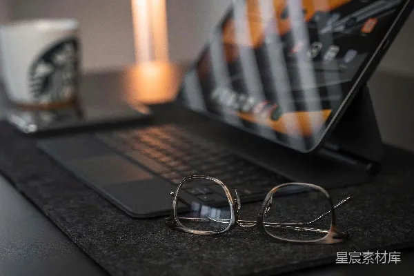 高清摄影 黑色框眼镜放在MacBook Pro上