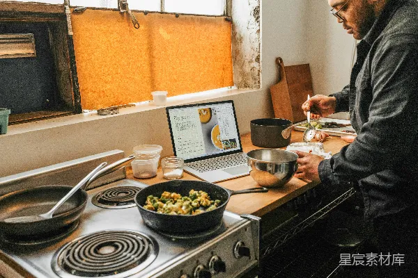 高清摄影 一个男人站在炉子前准备食物。