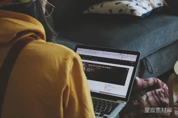 高清摄影 MacBook Pro在某人的膝盖上