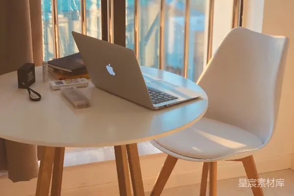 高清摄影 macbook air 放在棕色木桌上