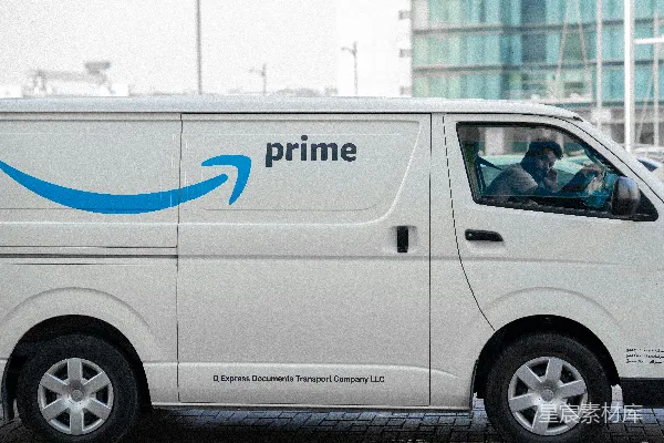 高清摄影 一辆印有亚马逊Prime标志的白色面包车