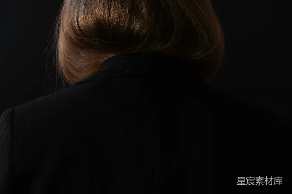 高清摄影 一个女人站在黑色背景前