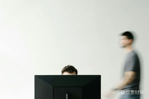 高清摄影 穿蓝色牛仔裤的男人站在黑色木桌旁