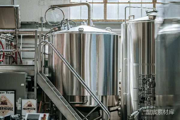 高清摄影 一个大房间里充满了许多金属罐。