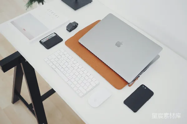 高清摄影 银色的MacBook和手机放在白色的桌子上