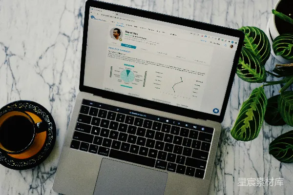 高清摄影 MacBook Pro旁边是白色的陶瓷杯