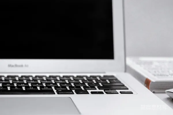 高清摄影 银色的MacBook Air关机了