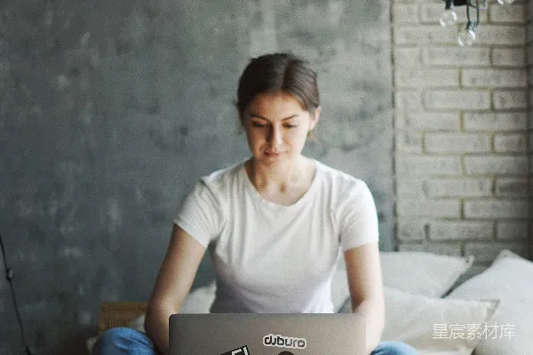 高清摄影 穿着白色圆领T恤的女人坐在床上。