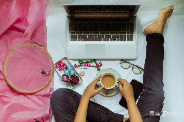 高清摄影 手持白色陶瓷杯靠近MacBook Pro的人