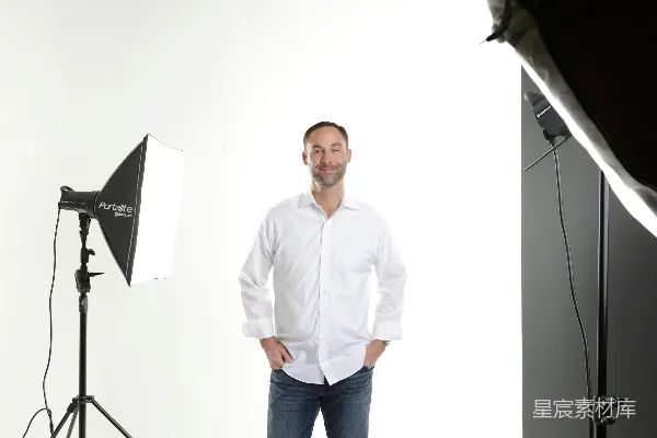 高清摄影 穿白色衬衫的男人站在黑色麦克风架旁边