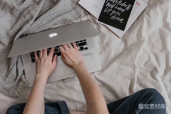 高清摄影 使用MacBook Air的人