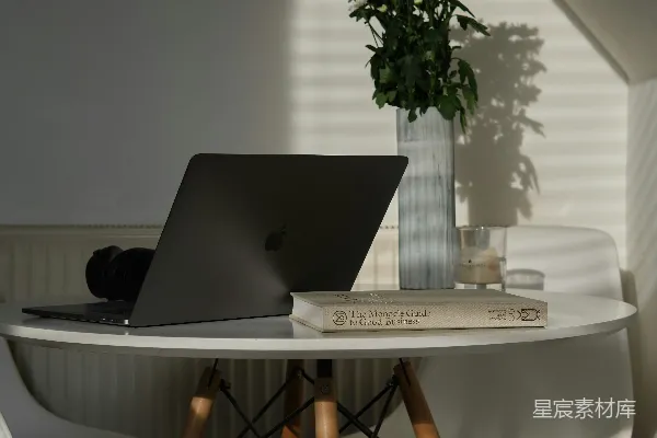 高清摄影 银色的MacBook放在桌子上。