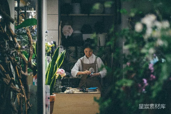 高清摄影 站在桌子旁边的女人