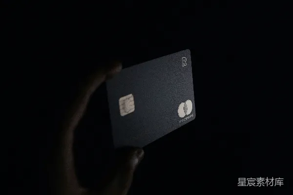高清摄影 拿着黑色卡片的人
