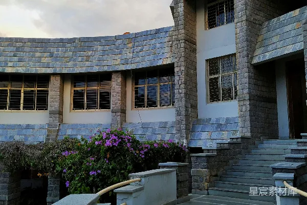 高清摄影 棕色和白色相间的混凝土建筑