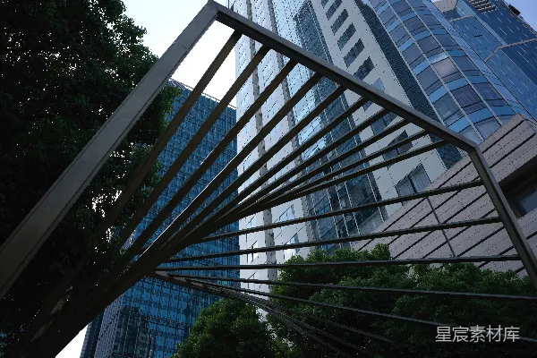高清摄影 一座高耸的建筑凌驾于充满高楼大厦的城市之上