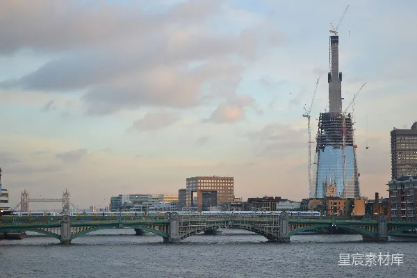 高清摄影 一座横跨水体的桥，背景中有个城市。