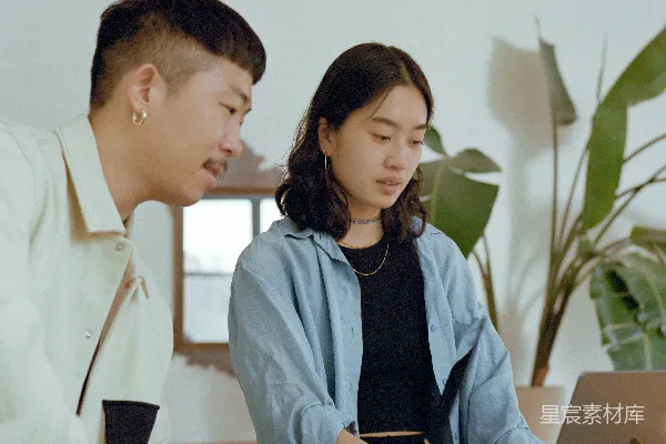 高清摄影 男人和女人坐在桌子旁