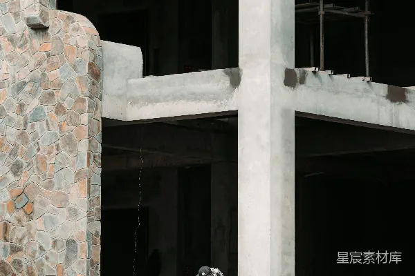 高清摄影 一座正在施工的建筑，旁边挂着一个钟表。
