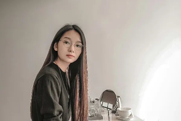 高清摄影 一个女人站在笔记本电脑前