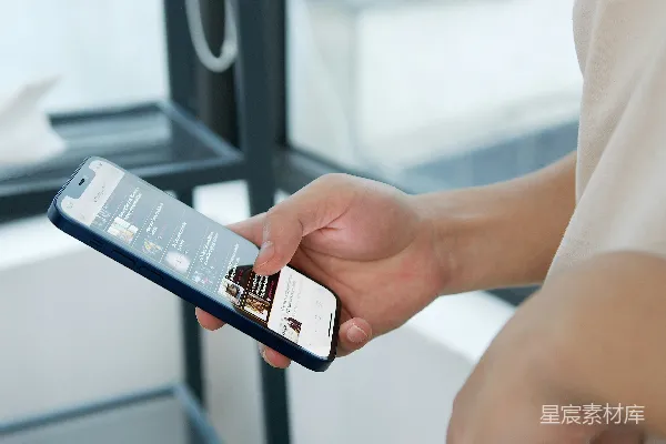 高清摄影 拿着银色的iPhone 6的人