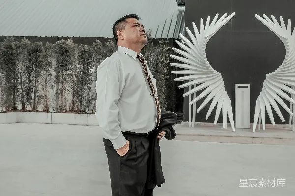 高清摄影 一个男人站在雕塑前面