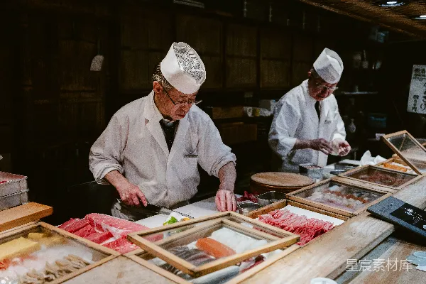 高清摄影 两名厨师在餐厅厨房准备食物。