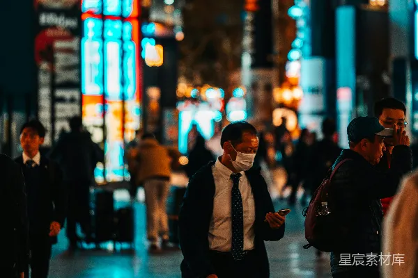 高清摄影 人们在繁忙的街道上夜间行走