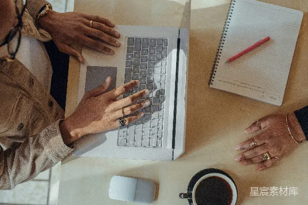 高清摄影 一个人在使用Surface笔记本电脑打字