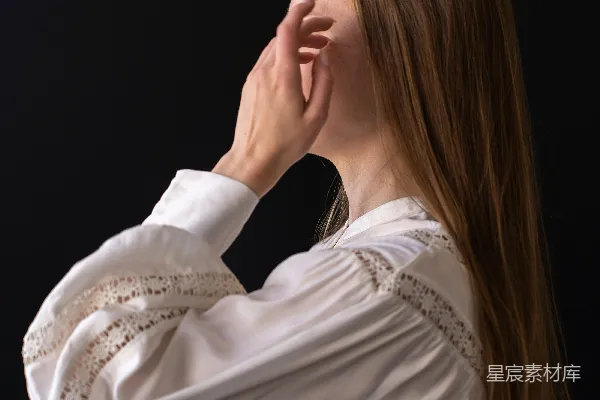 高清摄影 一位穿着白色衬衫的女士双手捂住脸。