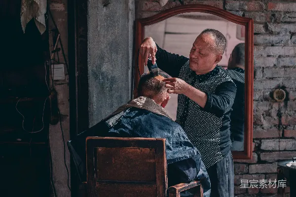 高清摄影 理发师给男人剪头发