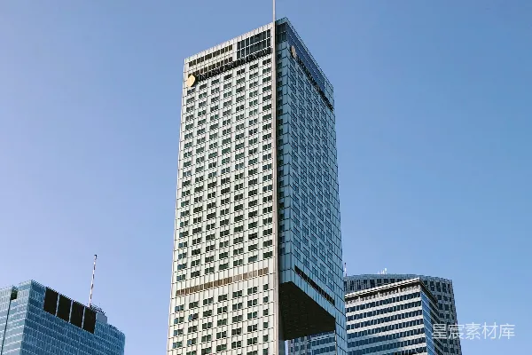 高清摄影 白天蓝天下的白色混凝土建筑