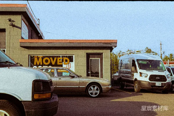 高清摄影 停在建筑物外的车，上面有“已搬走”的标志。