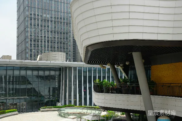 高清摄影 一座现代建筑，屋顶呈曲线形，中央有一个庭院。