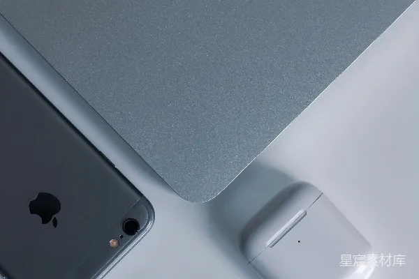 高清摄影 银色的MacBook旁边是白色Apple Magic Mouse。