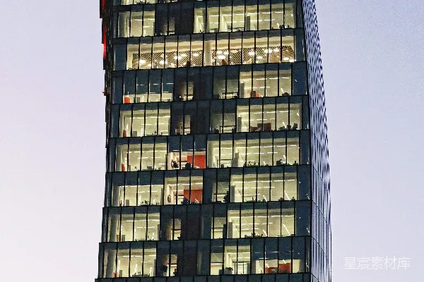高清摄影 一座很高的建筑，有很多窗户。