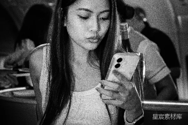 高清摄影 飞机上的女人正在看手机。