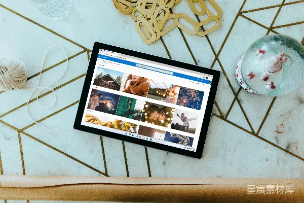 高清摄影 放在桌子上的Surface Laptop，周围装饰着圣诞装饰品。