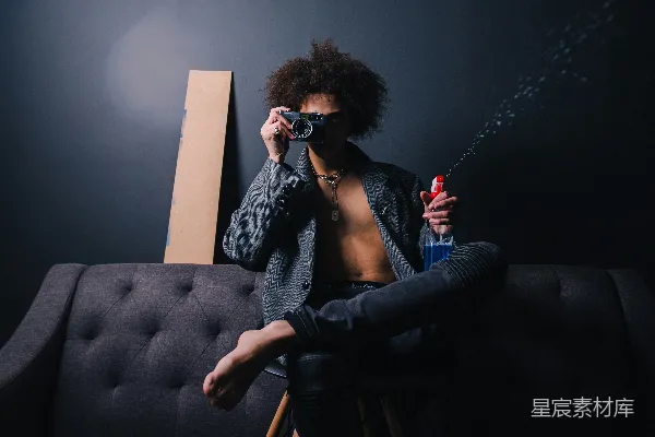 高清摄影 拿着相机和喷雾瓶的男人
