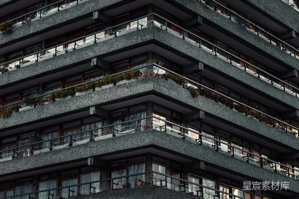 高清摄影 一座带有阳台和阳台植物的高大建筑