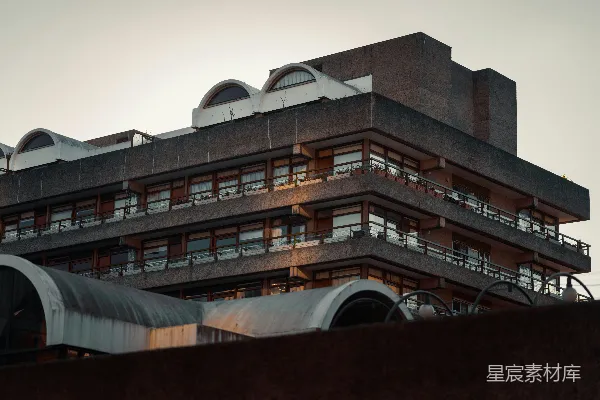 高清摄影 一座高层建筑，顶部有许多阳台。