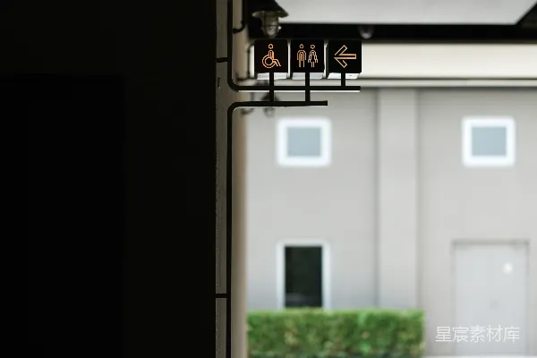 高清摄影 通过一扇敞开的门看到的一栋建筑的视角